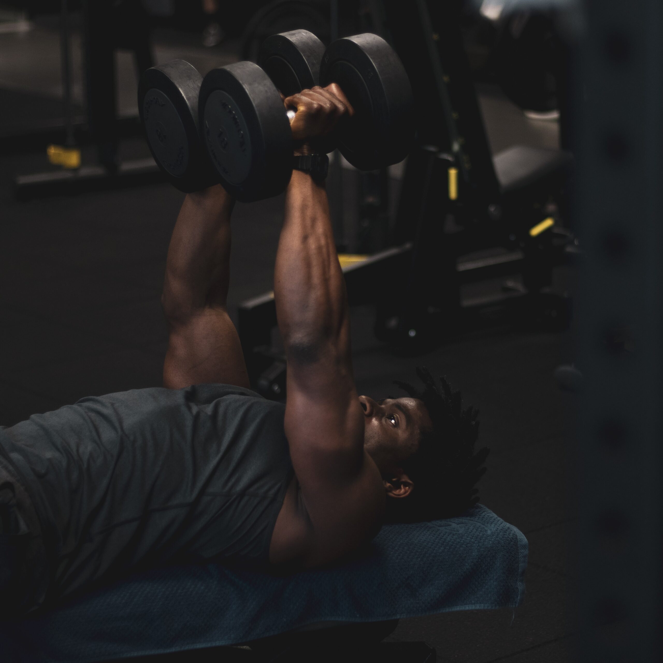 Pratiquant réalisant un des meilleurs exercices pectoraux à savoir le développé couché